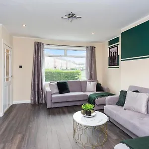 Stylish 3 Bed Abode-parking And Garden Apartment