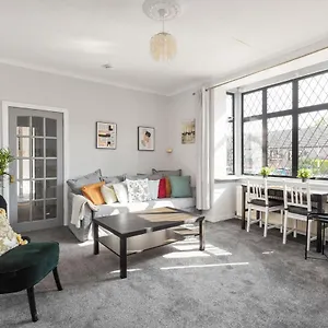 Lovely 3bed House-private Parking Holiday home