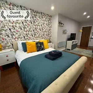 3 Mins Walk, 2pm Check-in, Private Garden. Apartment Bournemouth