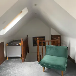 Cosy With Free Parking Close To Airport Apartment